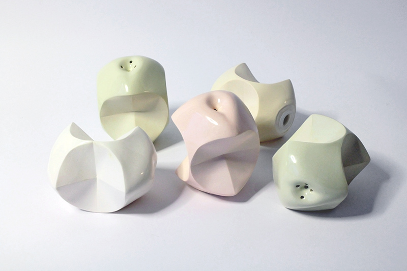 Almacsutka fűszerszórók | szinezett porcelán